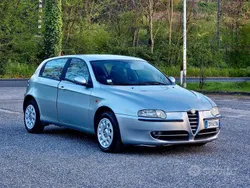 Grigio Usata 2002 Alfa Romeo 147 Distinctive Due volumi | 2300 € (Buon prezzo)