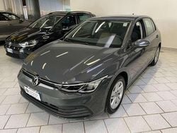 Grigio Usata 2021 VW Golf VIII Life Tre volumi | 20.650 € (Buon prezzo)