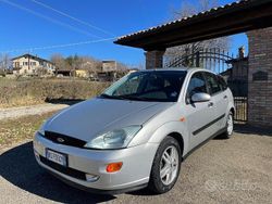 Grigio Usata 2001 Ford Focus Ghia Tre volumi | 1990 € (Cara)