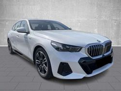 Bianco minerale Usata 2024 BMW 520 M Sport Tre volumi | 55.900 € (Buon prezzo)