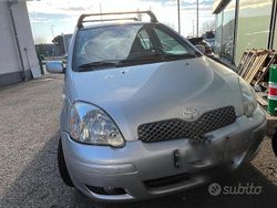 Grigio Usata 2005 Toyota Yaris Due volumi | 3500 € (Buon prezzo)