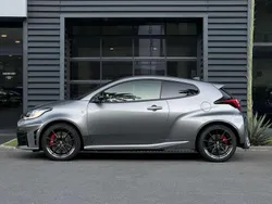 Precious metal Usata 2024 Toyota Yaris Tre volumi | 56.000 €