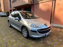 Grigio Usata 2006 Peugeot 207 Tre volumi | 3500 € (Buon prezzo)