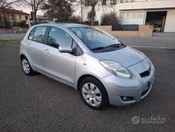 Grigio Usata 2009 Toyota Yaris Tre volumi | 5400 € (Buon prezzo)