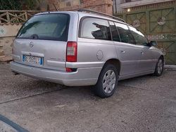 Grigio Usata 2000 Opel Omega Tre volumi | 400 €