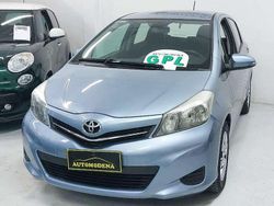 Blu/azzurro Usata 2012 Toyota Yaris Tre volumi | 6450 € (Buon prezzo)