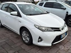 Bianco Usata 2013 Toyota Auris Hybrid Lounge Tre volumi | 7990 € (Buon prezzo)