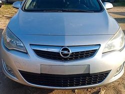 Grigio Usata 2010 Opel Astra Tre volumi | 4200 € (Buon prezzo)