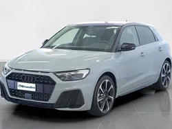 Grigio freccia perla grigio manhattan me Nuova 2025 Audi A1 Sportback Design Due volumi | 31.680 € (Buon prezzo)