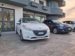 Bianco Usata 2015 Peugeot 208 Due volumi | 6500 € (Buon prezzo)