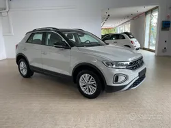 Beige tetto nero Usata 2022 VW T-Roc Life SUV | 19.900 € (Buon prezzo)