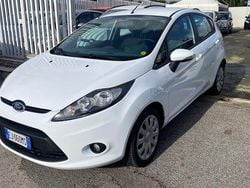 Bianco Usata 2011 Ford Fiesta Tre volumi | 3200 € (Buon prezzo)