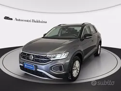 Grigio indyum/tetto nero Usata 2023 VW T-Roc Life SUV | 26.500 € (Buon prezzo)
