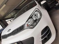 Bianco Usata 2017 Kia Rio Due volumi | 10.000 € (Molto cara)