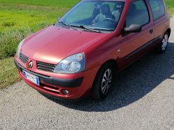 Rosso Usata 2004 Renault Clio II Due volumi | 1100 € (Buon prezzo)