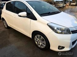 Bianco Usata 2013 Toyota Yaris Lounge Tre volumi | 7000 € (Buon prezzo)