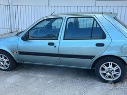 Usata 2002 Ford Fiesta Zetec Due volumi | 900 €