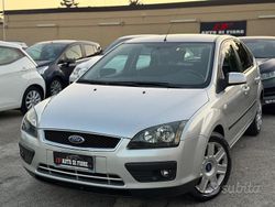 Grigio Usata 2006 Ford Focus Tre volumi | 1900 € (Buon prezzo)