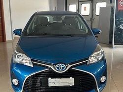 Blu Usata 2015 Toyota Yaris Hybrid Cool Tre volumi | 9500 € (Buon prezzo)