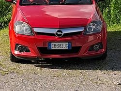 Rosso Usata 2004 Opel Tigra Cabrio | 2500 € (Buon prezzo)