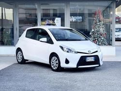 Bianco Usata 2014 Toyota Yaris Hybrid Tre volumi | 8900 € (Buon prezzo)