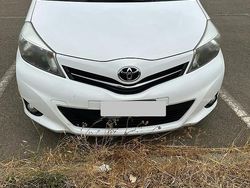 Bianco Usata 2013 Toyota Yaris Lounge Tre volumi | 6500 € (Cara)