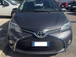 Grigio Usata 2015 Toyota Yaris Lounge Tre volumi | 8600 € (Buon prezzo)
