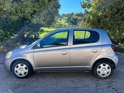 Grigio Usata 2004 Toyota Yaris Sol Tre volumi | 2700 € (Buon prezzo)