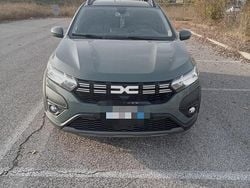 Verde Usata 2023 Dacia Sandero Due volumi | 15.500 € (Buon prezzo)