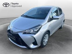 Grigio Usata 2018 Toyota Yaris Hybrid Cool Tre volumi | 13.500 € (Buon prezzo)