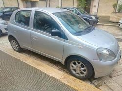 Grigio Usata 2001 Toyota Yaris Tre volumi | 2500 € (Molto cara)