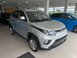 Argento Nuova 2024 Mahindra KUV100 Due volumi | 14.900 € (Molto cara)