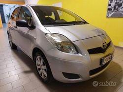 Grigio Usata 2011 Toyota Yaris Tre volumi | 3200 € (Ottimo prezzo)
