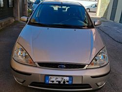 Grigio Usata 2002 Ford Focus Tre volumi | 1500 € (Buon prezzo)