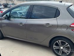 Marrone Usata 2013 Peugeot 208 Due volumi | 6000 € (Buon prezzo)