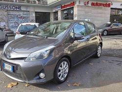 Grigio Usata 2014 Toyota Yaris Hybrid Lounge Tre volumi | 9500 € (Buon prezzo)