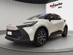 Platinum pearl white & black Usata 2024 Toyota C-HR Trend SUV | 29.900 € (Cara)