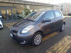 Grigio Usata 2011 Toyota Yaris Sol Tre volumi | 5500 € (Buon prezzo)