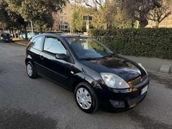 Usata 2007 Ford Fiesta Ghia Tre volumi | 3200 € (Buon prezzo)