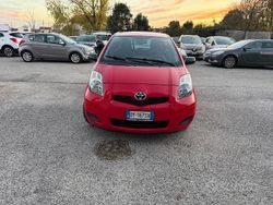 Rosso Usata 2010 Toyota Yaris Tre volumi | 5100 € (Buon prezzo)