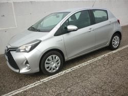 Argento Usata 2014 Toyota Yaris Hybrid Active Tre volumi | 8499 € (Buon prezzo)