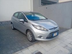Grigio Usata 2011 Ford Fiesta Titanium Tre volumi | 4990 € (Cara)