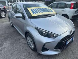 Grigio argento Usata 2025 Toyota Yaris Hybrid Active Tre volumi | 19.900 € (Ottimo prezzo)