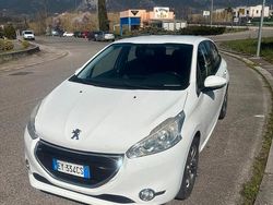 Bianco Usata 2015 Peugeot 208 Allure Due volumi | 5900 € (Buon prezzo)