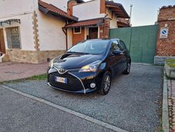 Nero Usata 2016 Toyota Yaris Tre volumi | 9900 € (Buon prezzo)