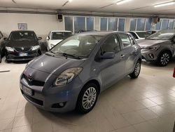 Grigio Usata 2010 Toyota Yaris Sol Tre volumi | 4290 € (Buon prezzo)