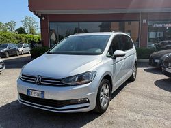 Grigio Usata 2022 VW Touran Executive Monovolume | 26.500 € (Buon prezzo)