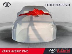 Grigio Nuova 2025 Toyota Yaris Hybrid Lounge Tre volumi | 24.950 € (Molto cara)