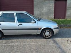 Grigio Usata 2000 Ford Fiesta Due volumi | 600 €