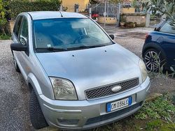 Usata 2004 Ford Fusion Tre volumi | 2000 €